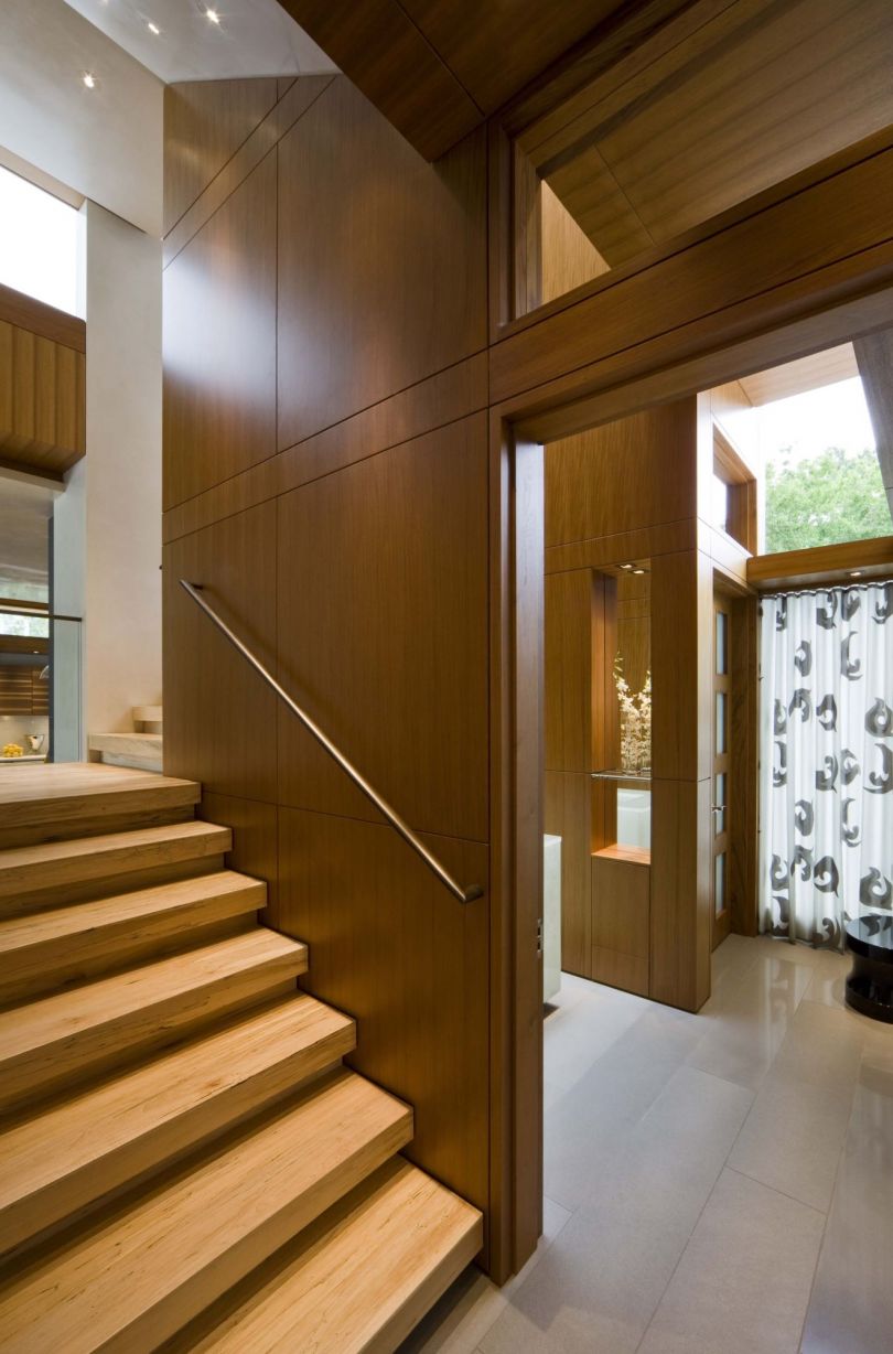 Дизайн холла в частном доме с лестницей в современном стиле