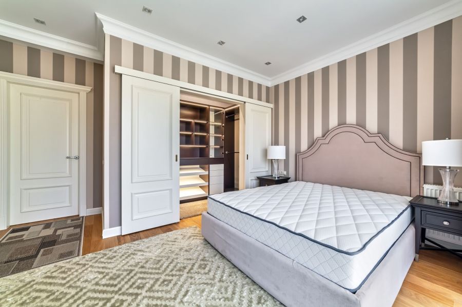 Дизайн спальни с белыми дверями