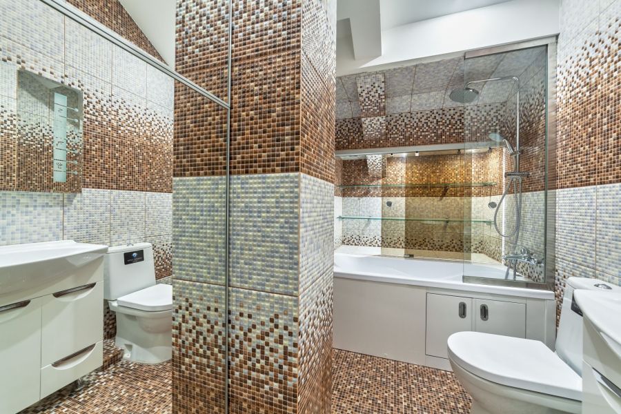 Дизайн ванной комнаты с зеркальной стеной