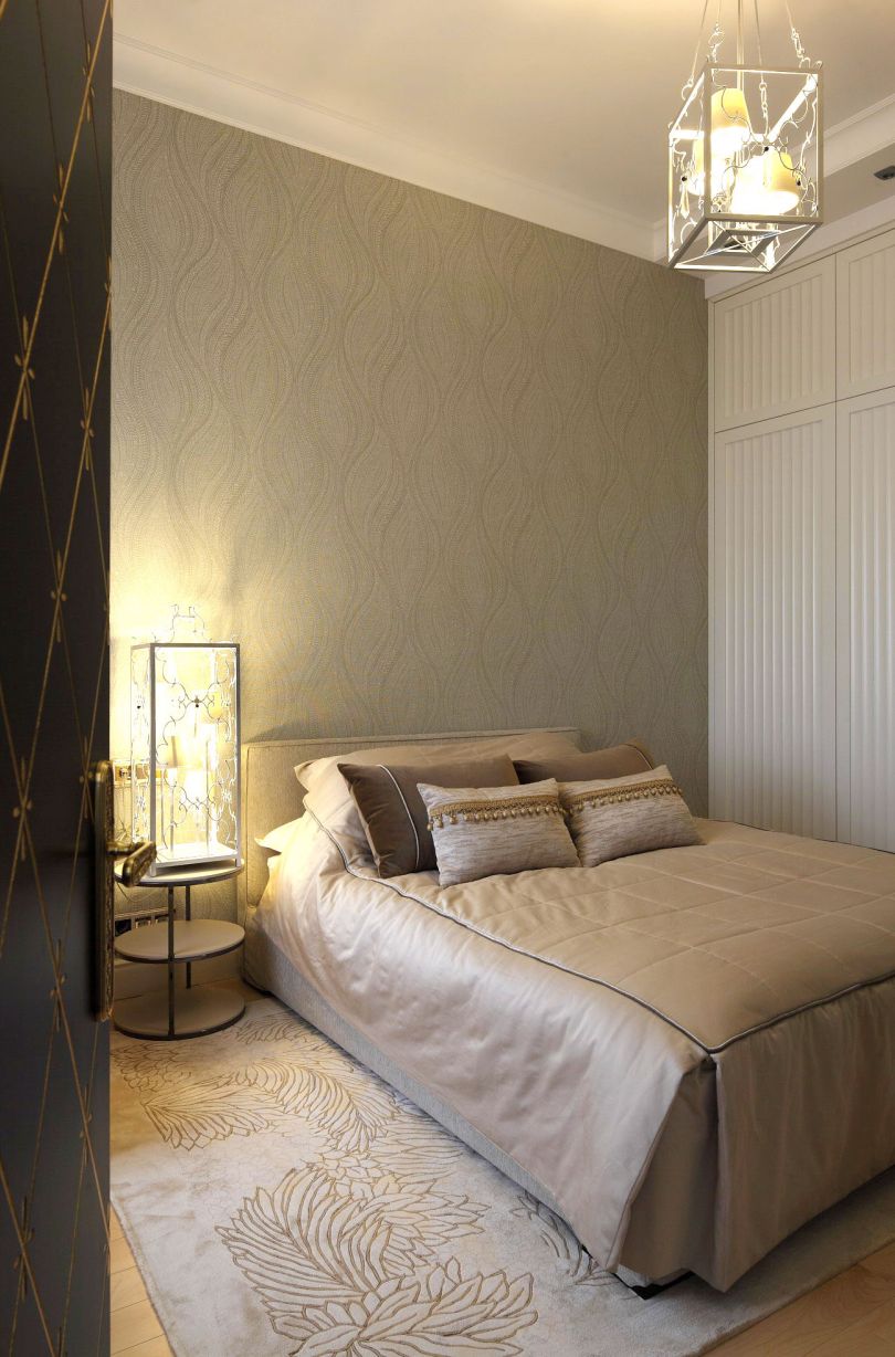 Интерьер спальни с белой кроватью и коричневой мебелью